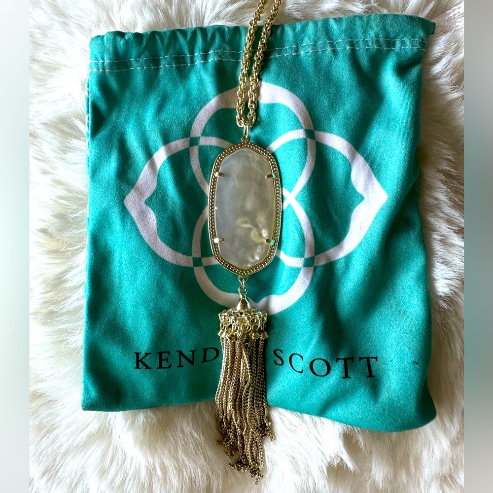 KENDRA SCOTT Rayne Gold Necklace in Ivory Pearl